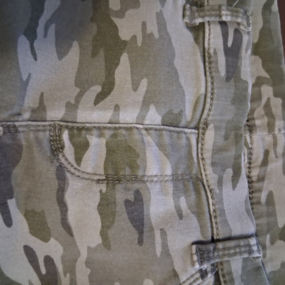 Camoflage Stretch Waistband Skinny Jeans.  Size Large. - Picture 5 of 6